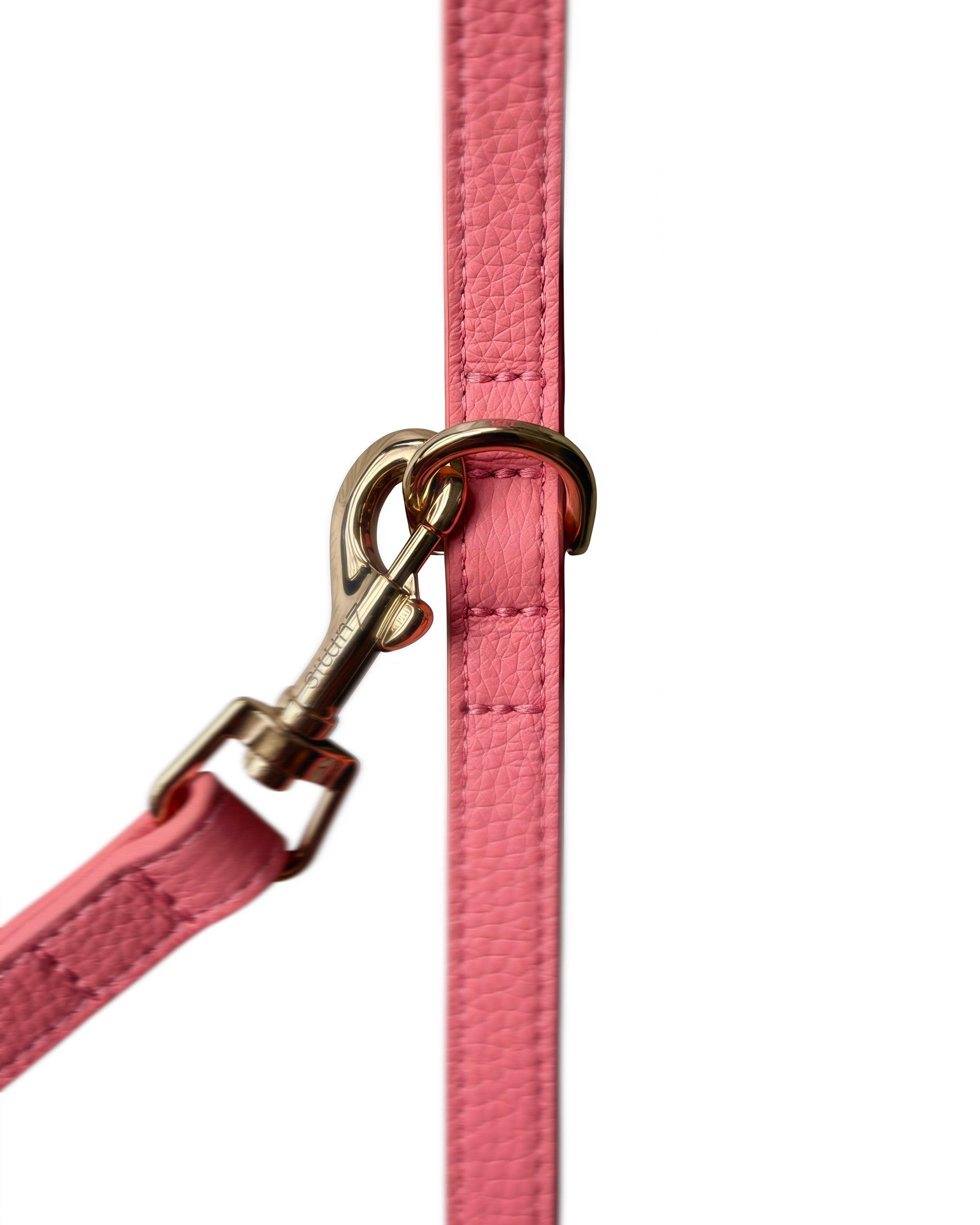 Laisse chien cuir végétal rose Opaline – détail boucle – Zumis Paris